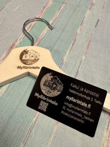 Metalliset kyltit ja henkarit kaiverruksella Laserkaiverrukset Turussa - LaserLasse.fi,