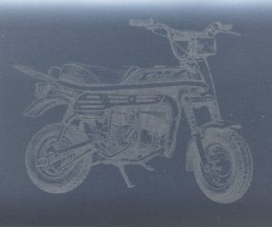 Suzuki PV laserkaiverrus kovaan muoviin