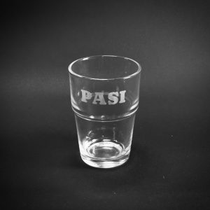 Juomalasi laserkaiverruksella